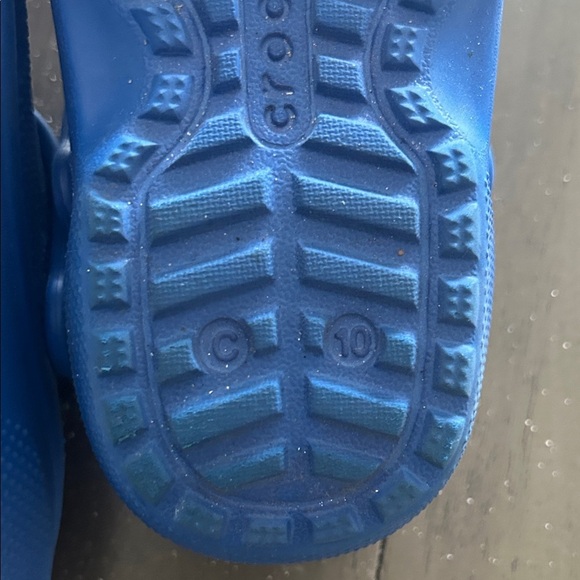 CROCS Kids Vibrant Blue Slippers with Sherpa insole - Picture 5 of 6